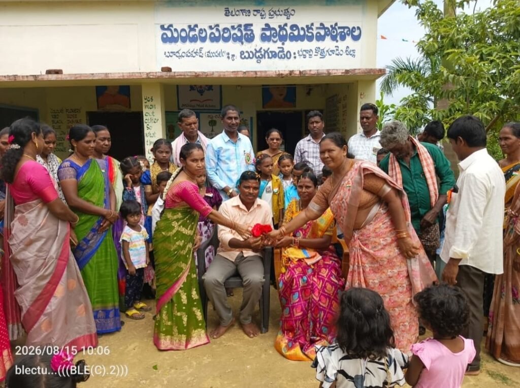 స్వాతంత్ర్య వేడుకల్లో సేవా స్ఫూర్తి.. పాఠశాలకు ఇనుప ఉయ్యాల బహూకరణ
