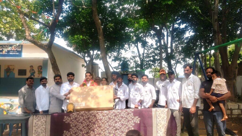 పెద్దేముల్ తండా పాఠశాలకు జాదవ్ సునీల్ నాయక్ చేయూత