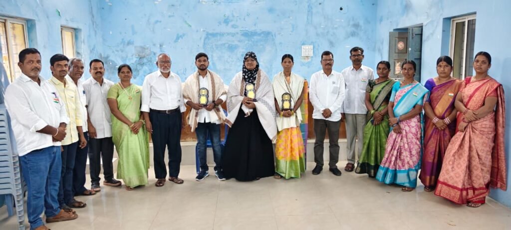 మహిళా సంఘాల అభ్యున్నతికి విశేష కృషి…3 వీఓఏలకు అవార్డులు