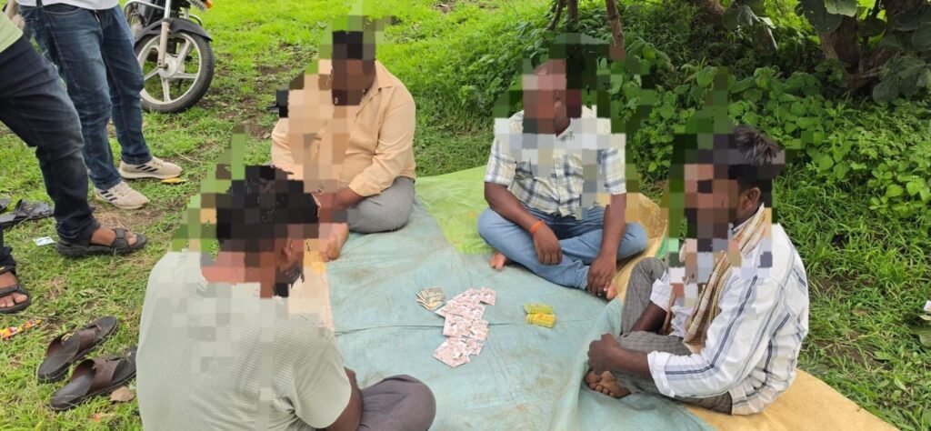 గొట్లపల్లి గ్రామ శివారులో పేకాట..9 మంది పై కేసు నమోదు