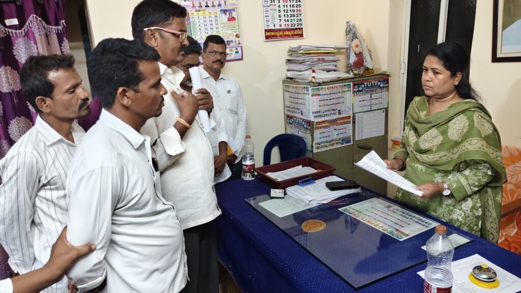 కందనెల్లి తండా సర్పంచ్‌పై గ్రామస్తుల ఫిర్యాదు