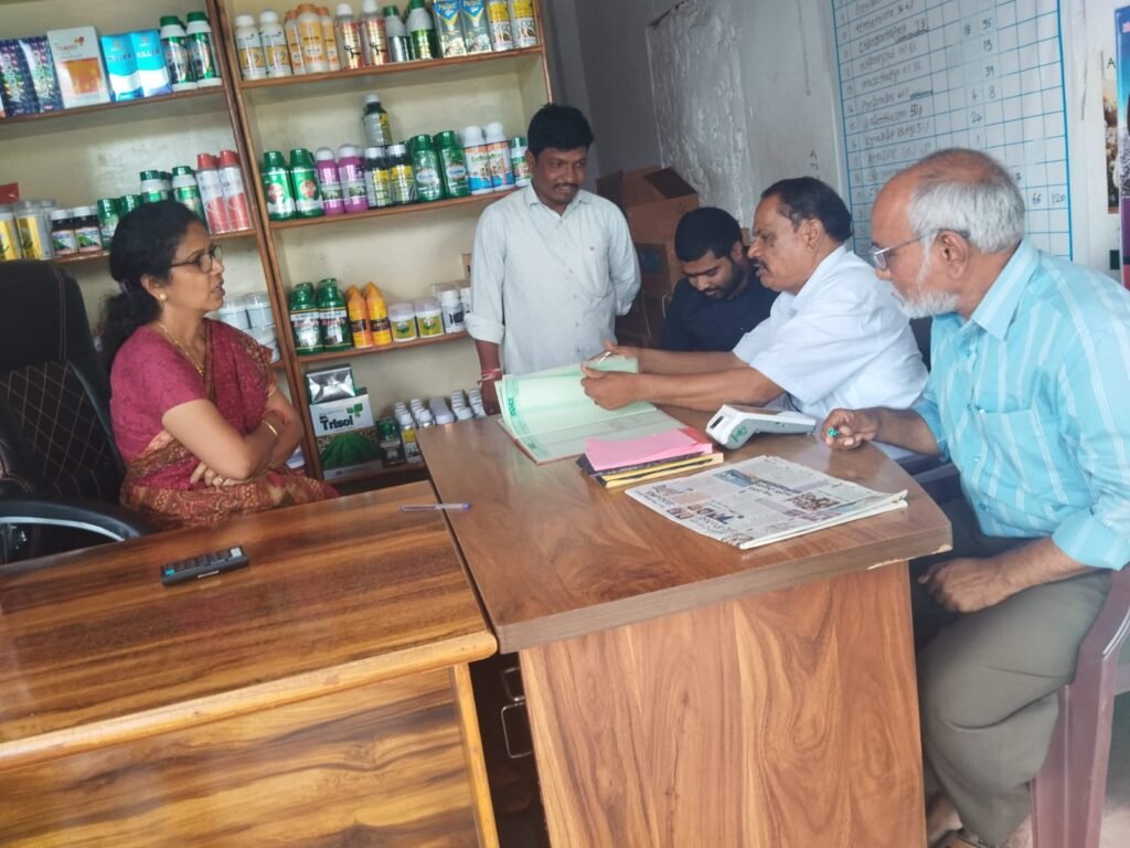 ఎరువుల డీలర్లపై టాస్క్‌ఫోర్స్ కొరడా