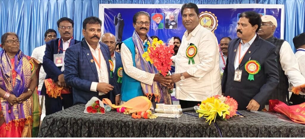 సాంఘిక సంక్షేమ శాఖ మంత్రి అడ్లూరి లక్ష్మణ్ ని మర్యాదపూర్వకంగా కలిసిన గోవా రాష్ట్ర బహుజన సాహిత్య అకాడమీ అధ్యక్షులు శరద్ మట్కర్
