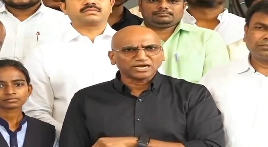 విద్యార్థులు రోడ్లపై సమ్మె చేయడం బాధాకరం
