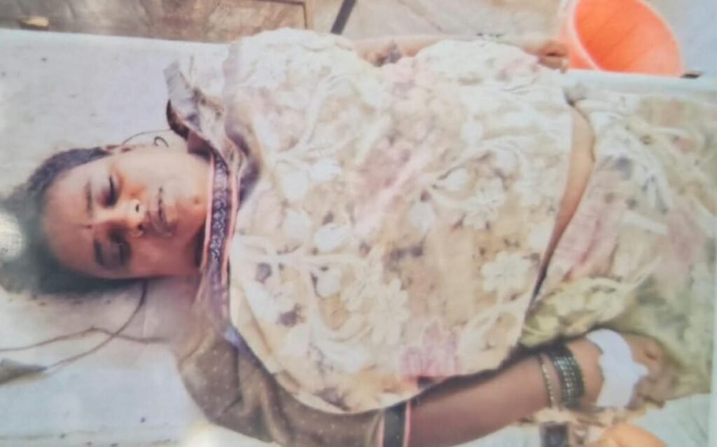 అర్ధరాత్రి పాము కాటు.. మహిళ మృతి