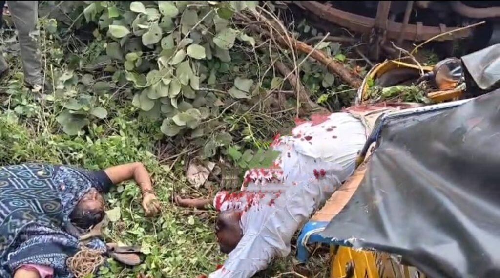డీసీఎం ఢీకొని దంపతుల దుర్మరణం