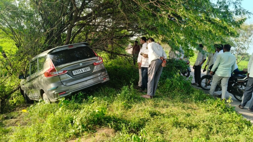 కల్లూరు శివారులో కారు ప్రమాదం