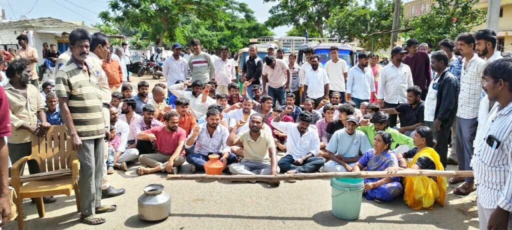 గుక్కెడు నీటి కోసం గోడు..రోడ్డుపై కందనెల్లి తండా వాసుల నిరసన
