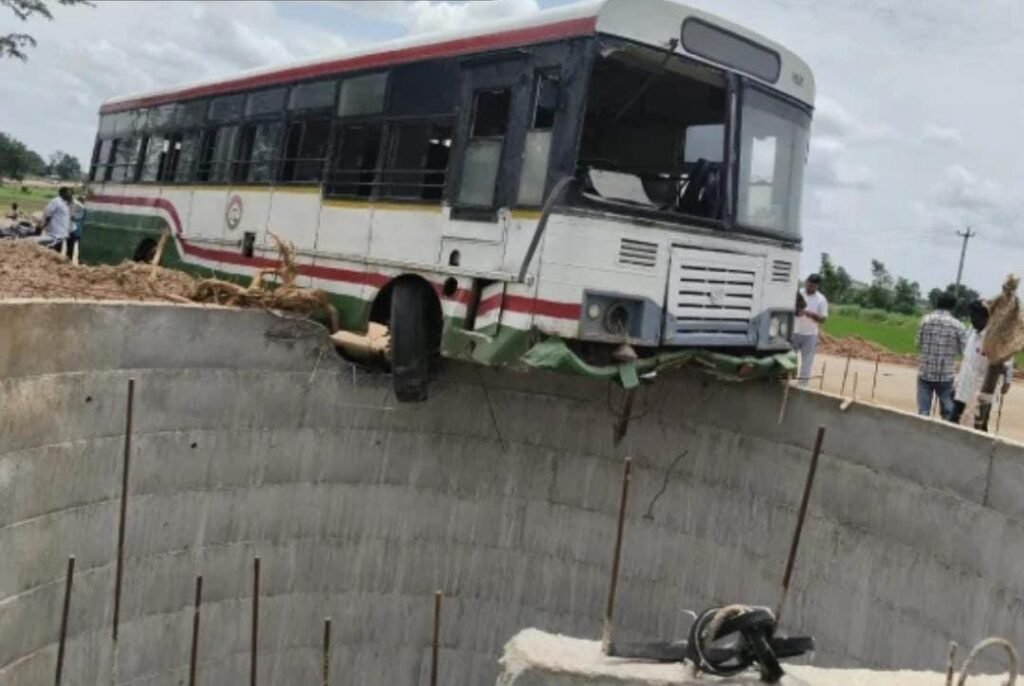 బావిపైకి దూసుకెళ్లిన ఆర్టీసీ బస్సు!