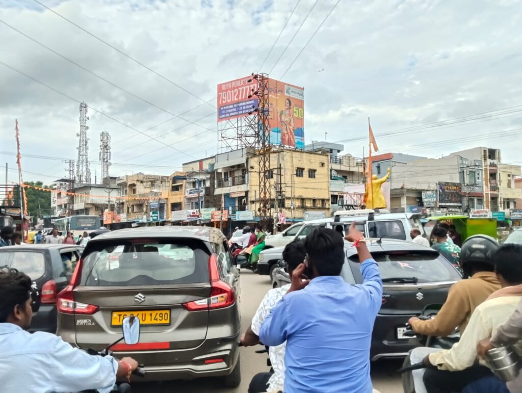 ట్రాఫిక్‌ క్రమబద్ధీకరణకు ప్రజలే దిక్కు!