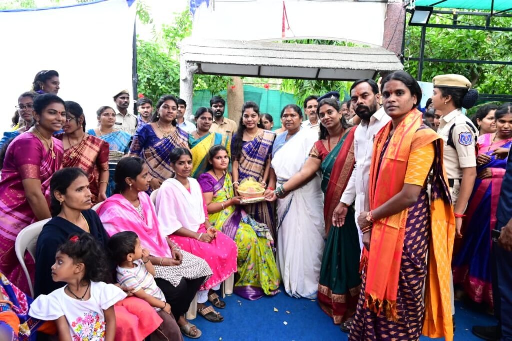 100 మంది గర్భిణులకు సీమంతం