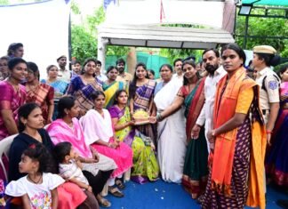 100 మంది గర్భిణులకు సీమంతం