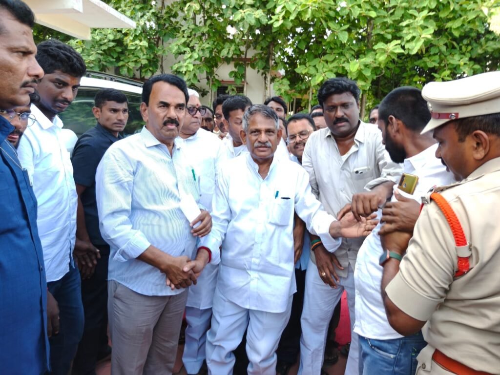రోడ్డు సమస్యలను మంత్రి దృష్టికి తీసుకెళ్లిన విఠల్ రెడ్డి