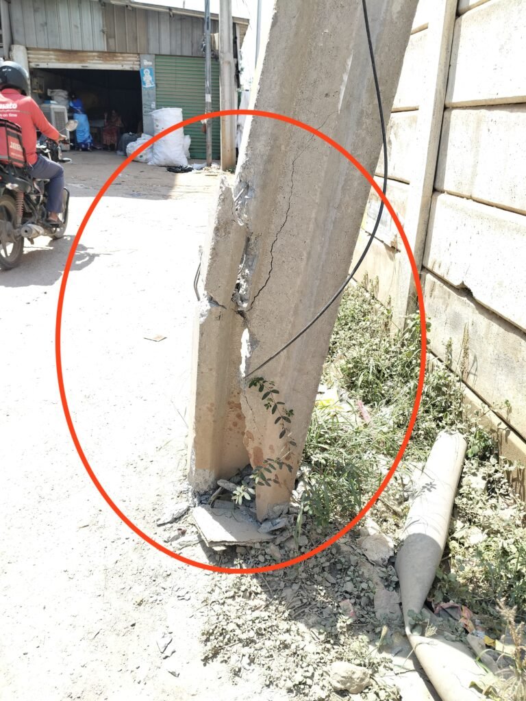 విరిగిన స్తంభం…స్కూల్ దారిలో ముప్పు!