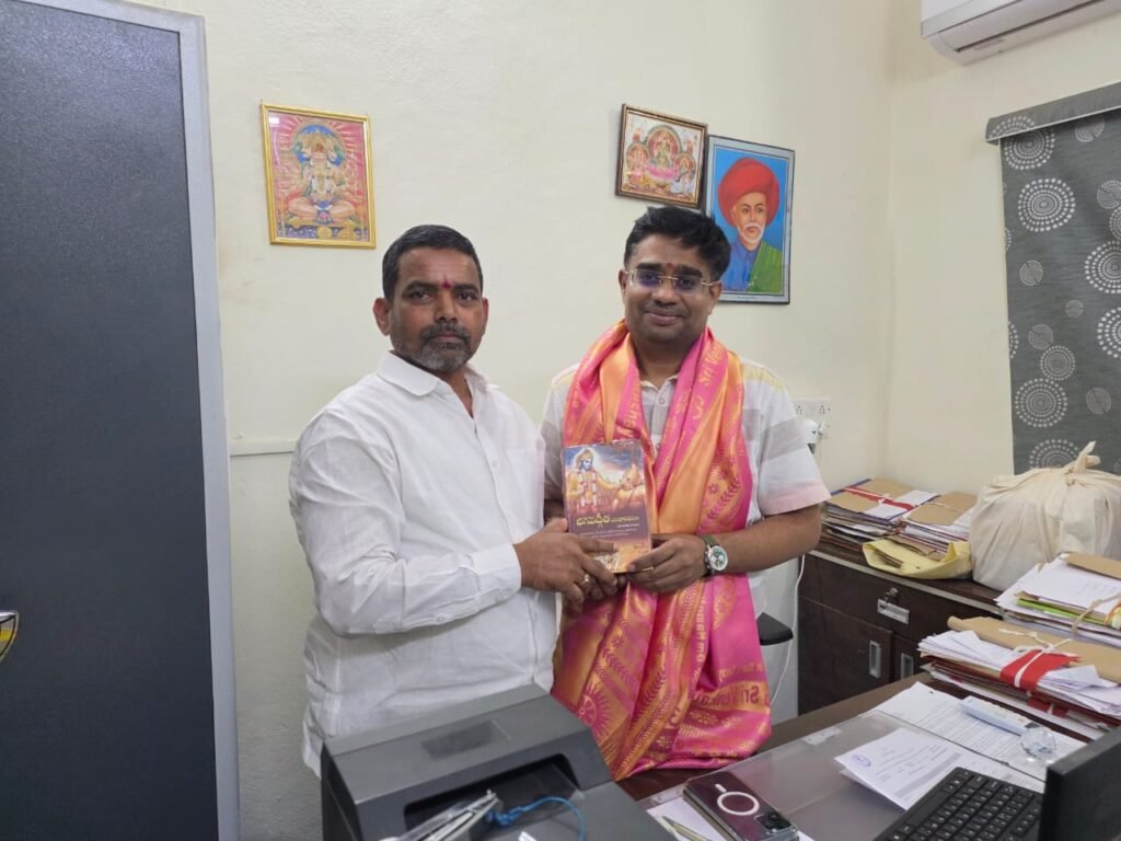 డిప్యూటీ ఎమ్మార్వో కార్తీక్‌ను సన్మానించిన బండమేది వెంకటేష్