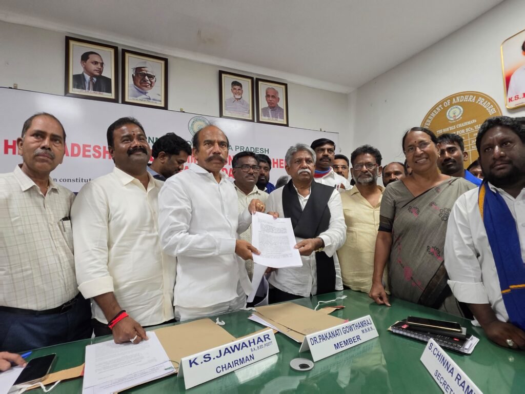 చీకటి గోపి లాకప్ డెత్ కేసుపై ఎస్సీ కమిషన్ చైర్మన్‌ను కలిసిన మంద కృష్ణ మాదిగ