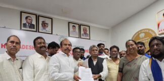 చీకటి గోపి లాకప్ డెత్ కేసుపై ఎస్సీ కమిషన్ చైర్మన్ను కలిసిన మంద కృష్ణ మాదిగ