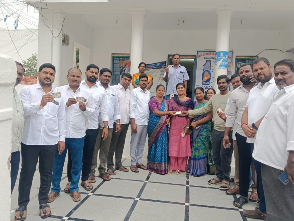 పొద్దుటూరులో స్మార్ట్‌ రేషన్‌ కార్డుల పంపిణీ