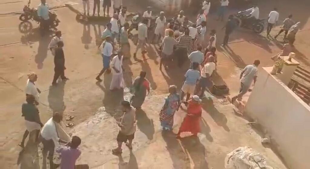 మహిళా వార్డు మెంబర్ ఇంటిపై సర్పంచ్ దాడి