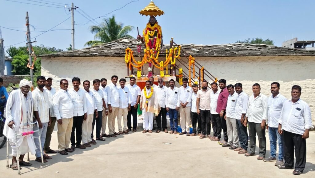 గాంధీ విగ్రహం ఏర్పాటు చేసిన ఎస్.జితేందర్ రెడ్డికి ఘన సన్మానం