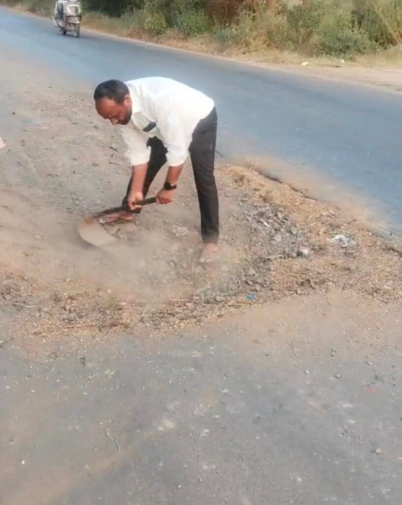 రహదారికి మరమ్మతులు చేసిన ఎమ్మార్పీఎస్ నాయకులు